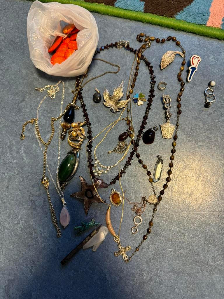 mix of jewelry. price for everything in the photo., Verzenden, Overige materialen
