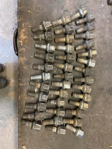 40x M12 x 24 Bolconische Bouten beschikbaar voor biedingen