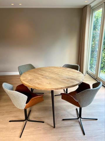 Ronde eettafel ⌀ 130cm + 4 bijpassende Zuiver stoelen beschikbaar voor biedingen