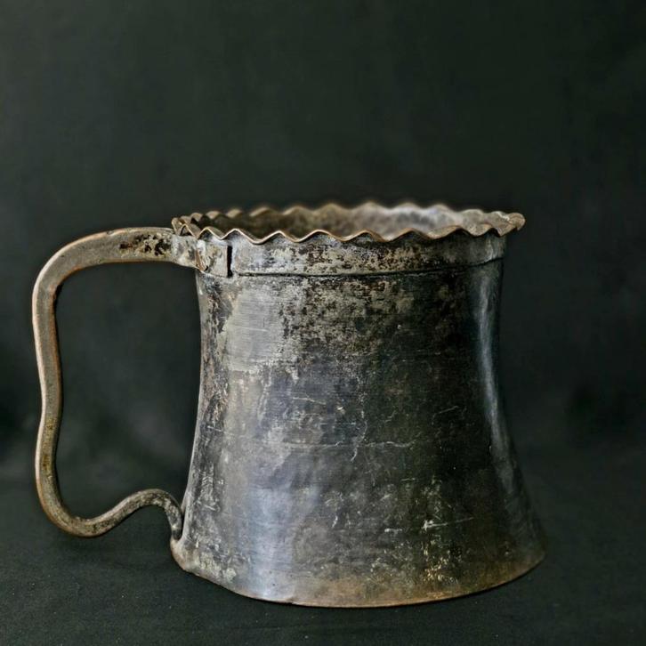 Grote antieke gekartelde kan / maatbeker gemengde metalen, Antiek en Kunst, Antiek | Goud en Zilver, Ophalen of Verzenden