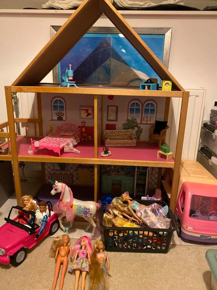 Compleet Barbiehuis met Barbies en accessoires, Kinderen en Baby's, Speelgoed | Poppenhuizen, Gebruikt, Poppenhuis, Ophalen