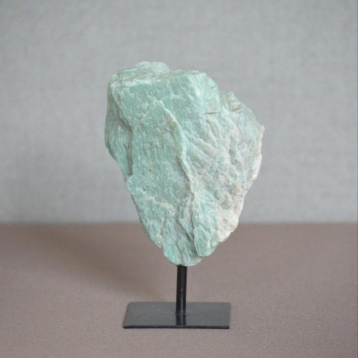 Amazoniet op Standaard - Prachtig Mineraal, Verzamelen, Mineralen en Fossielen, Mineraal, Ophalen of Verzenden