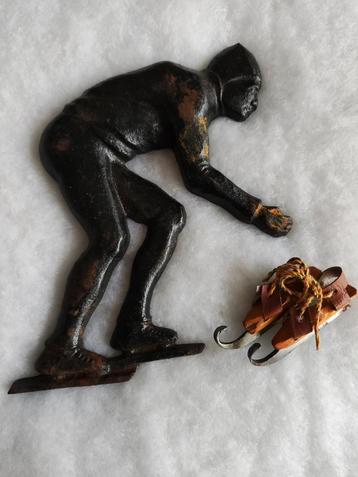 Mooie oude gietijzeren plaquette van een schaatser  beschikbaar voor biedingen