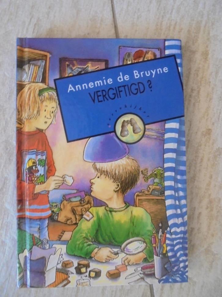 Annemie de Bruyne - vergiftigd? - hardcover boek verrekijker, Boeken, Kinderboeken | Jeugd | 10 tot 12 jaar, Nieuw, Fictie, Ophalen of Verzenden