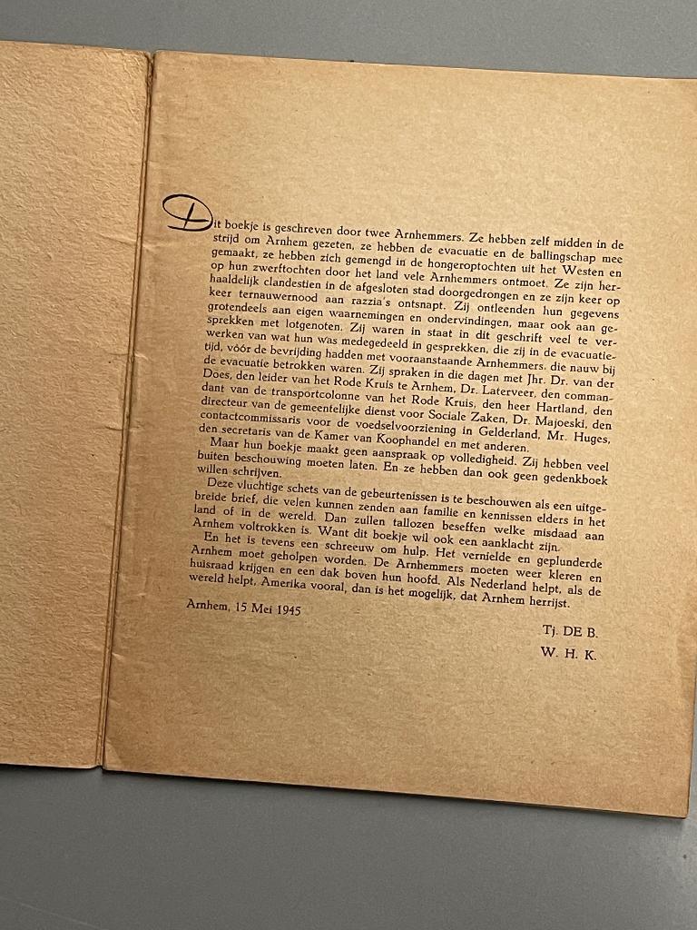 Rovers plunderen Arnhem / 1945 WO II, Verzamelen, Militaria | Tweede Wereldoorlog, Ophalen of Verzenden, Overige soorten, Nederland
