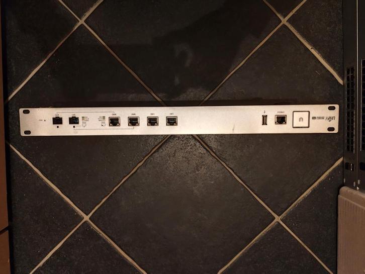 Ubiquiti UniFi Security Gateway Pro 4 (USG-PRO-4), Computers en Software, Routers en Modems, Gebruikt, Router, Ophalen of Verzenden