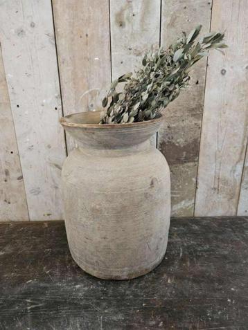 oude nepalese pot ``WOONWINKEL RUSTIEK`` beschikbaar voor biedingen
