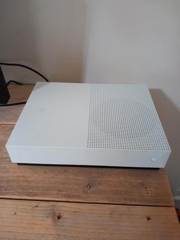 Xbox one s 1tb 2 controllers+headseat+scherm beschikbaar voor biedingen