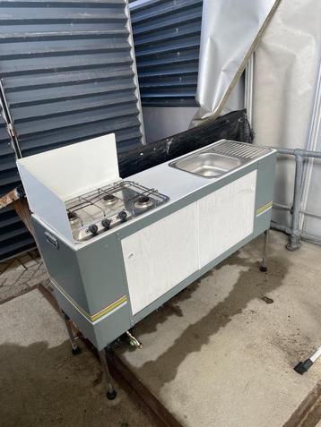 Camping buitenkeuken met gasstel en spoelbak  beschikbaar voor biedingen