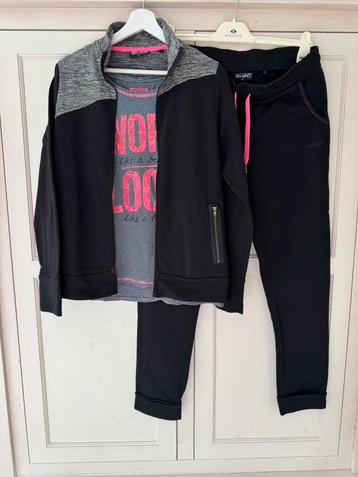 Dames sportkleding zwart vest, broek en shirt S/L beschikbaar voor biedingen