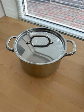 zo goed als nieuwe set pannen en borden voor een student beschikbaar voor biedingen