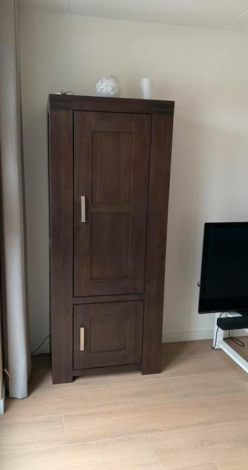 Acacia houten hoge kast met twee deueren beschikbaar voor biedingen