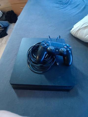 Playstation 4 + controller en alle benodigde kabels beschikbaar voor biedingen