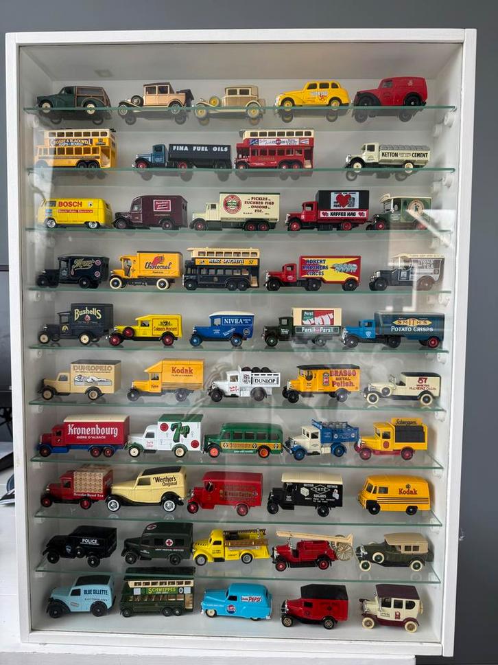 Oude modelauto's collectie in vitrine, Verzamelen, Speelgoed, Zo goed als nieuw, Ophalen