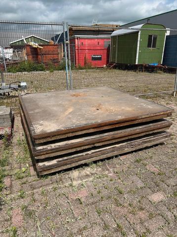 7 gebruikte stelcon platen 2x2mtr waarvan 4 met uitsparing beschikbaar voor biedingen