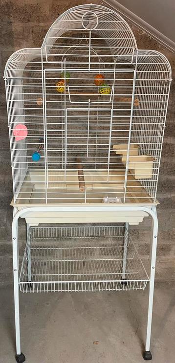 Vogelkooi op standaard opvangbak en wieltjesvoorteverplaatse beschikbaar voor biedingen