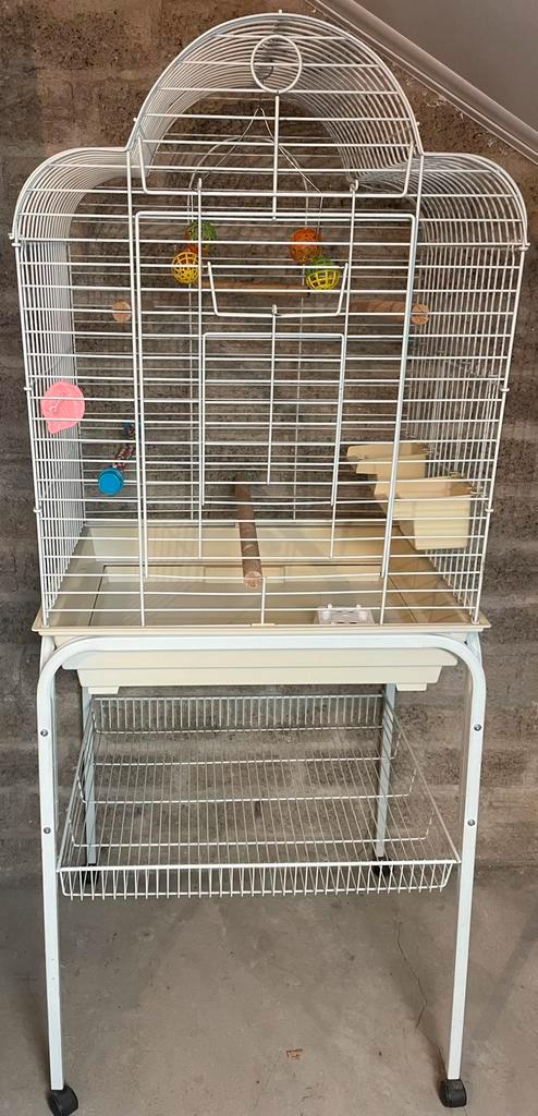 Vogelkooi op standaard opvangbak en wieltjesvoorteverplaatse, Dieren en Toebehoren, Vogels | Hokken en Kooien, Vogelkooi, Metaal