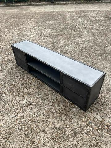 Mooie stalen industriële tv kast te koop!