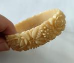 Celluloid jaren '30 uitgesneden beige armband Floral design., Sieraden, Tassen en Uiterlijk, Antieke sieraden, Ophalen of Verzenden
