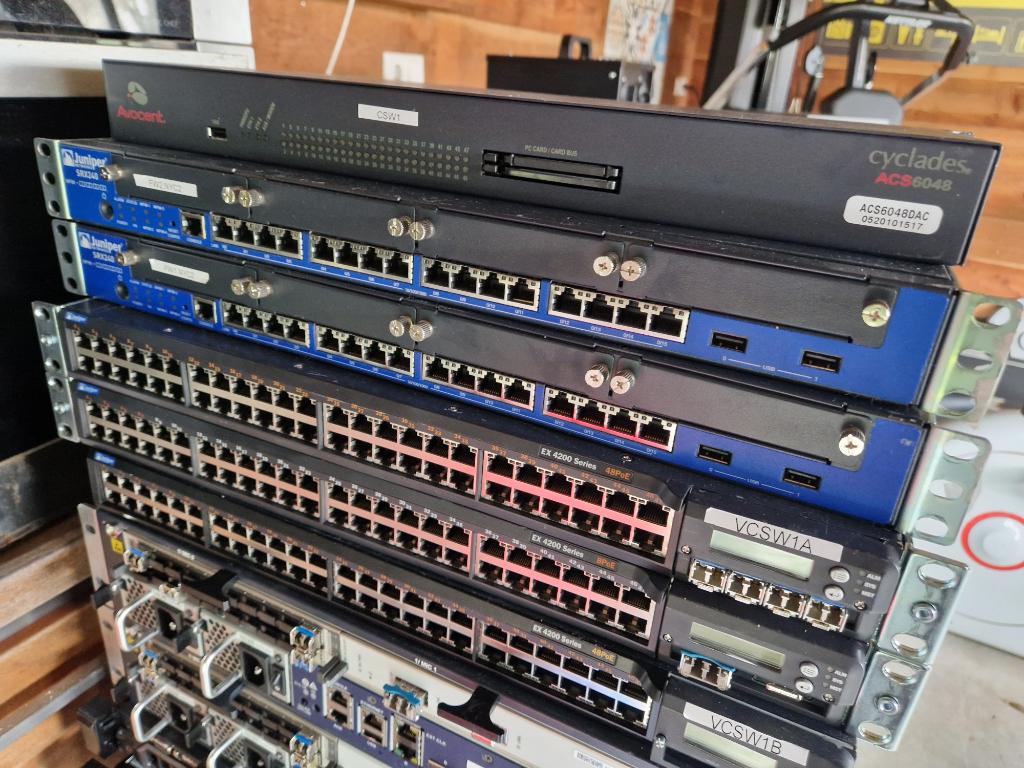 2 stuks Juniper SRX240H firewall, Ophalen of Verzenden, Refurbished, Router, Juniper
