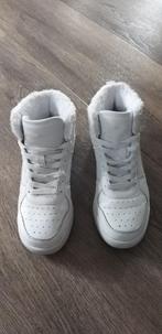 Witte hoge sneakers met vachtvoering maat 38, Ophalen of Verzenden, Zo goed als nieuw