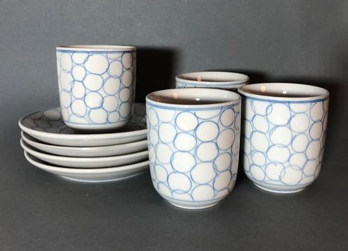 Vier kopjes met schitels, wit met blauw, Huis en Inrichting, Keuken | Servies, Zo goed als nieuw, Kop(pen) en/of Schotel(s), Overige stijlen