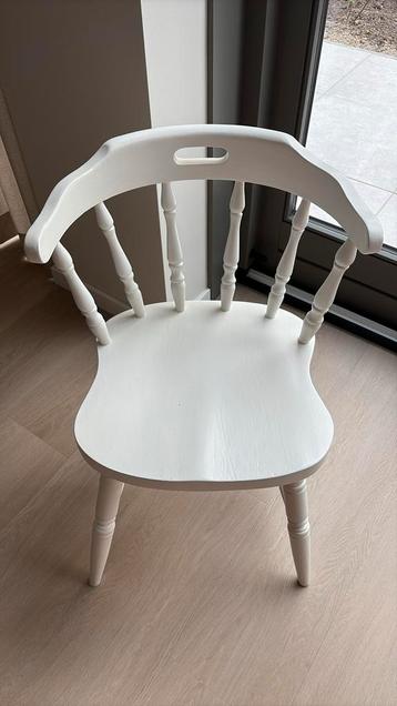 Witte caféstoel beschikbaar voor biedingen