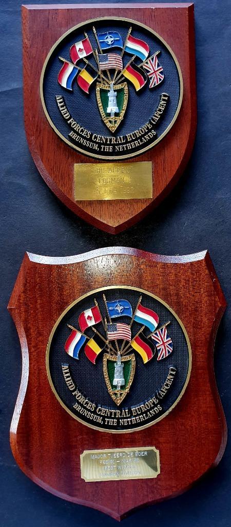 2x Wapenschild + messing plaat Commandant de Boer Landmacht, Verzamelen, Militaria | Algemeen, Landmacht, Overige typen, Nederland