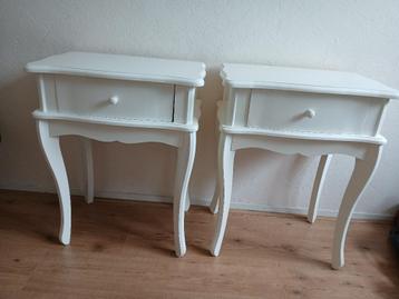 Leuke witte (nacht)kastjes met lade beschikbaar voor biedingen