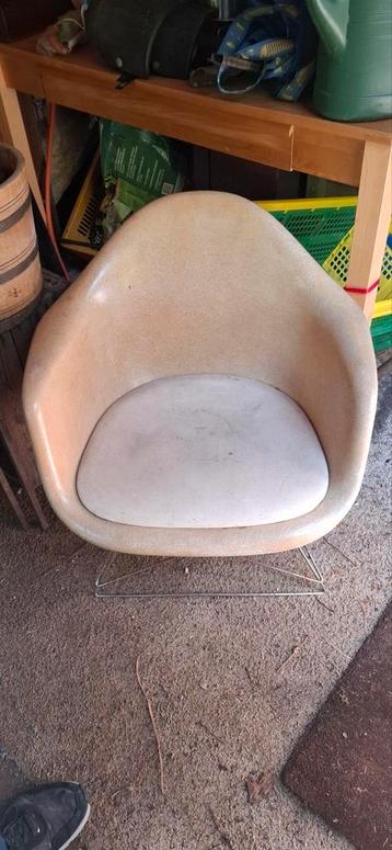 Herman miller Charles eames glasvezel beschikbaar voor biedingen