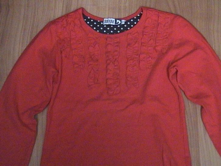DOERAK mooi rood shirt met roeseltjes bij hals maat 140, Kinderen en Baby's, Kinderkleding | Maat 140, Gebruikt, Meisje, Shirt of Longsleeve