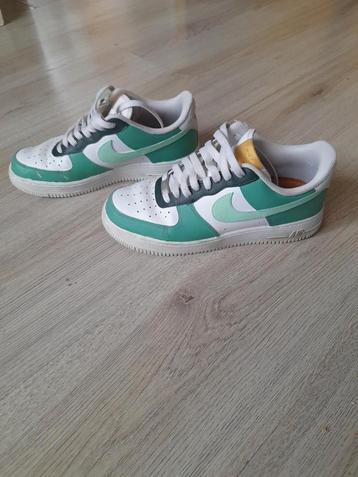 Air Force 1's maat is 41 Met wit groen en donker groen beschikbaar voor biedingen