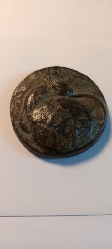 Antieke Bronzen Medaille met cat beschikbaar voor biedingen