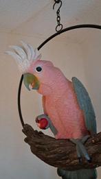Roze kaketoe polystone beeld in metalen hanger, Ophalen of Verzenden