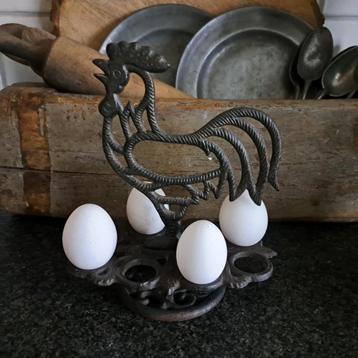 Landelijk gietijzeren eierrekje voor 8 eieren haan *Etage3* beschikbaar voor biedingen