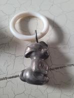 Zeer oude bijtring met verzilverd hondje