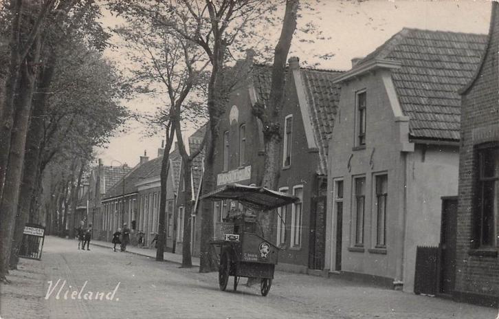 U954 Vlieland koffiekar van C Bruin - FOTOKAART 1939 -, Verzamelen, Ansichtkaarten | Nederland, Gelopen, Waddeneilanden, 1920 tot 1940