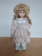 Porseleinen pop met pijpenkrullen en hoedje., Verzamelen, Poppen, Ophalen, Gebruikt, Pop