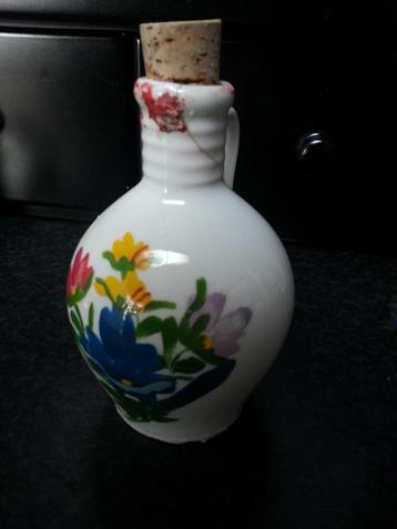 leuk vaasje met bloemdecor beschikbaar voor biedingen