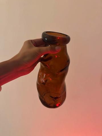 Bruine glazen vaas beschikbaar voor biedingen