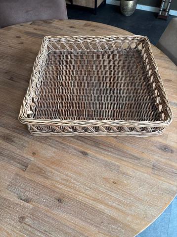 Vierkante rieten mand 60x60x13cm beschikbaar voor biedingen