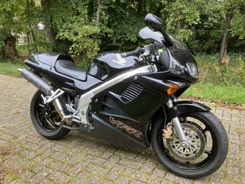 HONDA VFR 750 F 1994 + garantie + grote beurt gehad + carbon beschikbaar voor biedingen
