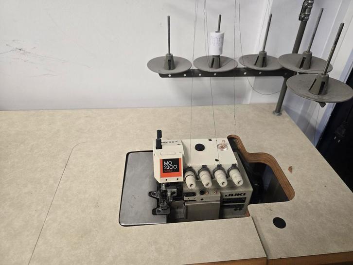 JUKI MO-2300 Lockmachine - Industrieel, Hobby en Vrije tijd, Naaimachines en Toebehoren, Gebruikt, Lockmachine, Industrieel, Ophalen of Verzenden