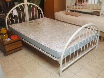 Mooie Witte IJzeren Bed met Matras.  beschikbaar voor biedingen
