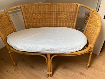 Rotan bankje beschikbaar voor biedingen