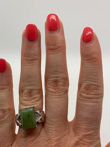 V300 Prachtige zilveren ring groene steen maat 17,5 beschikbaar voor biedingen