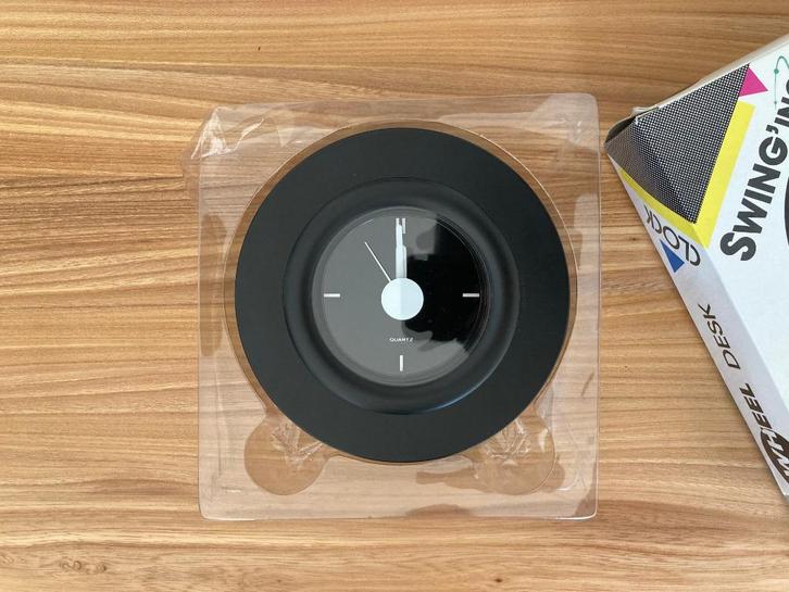 Tafelklok Swing'ing wheel desk, Huis en Inrichting, Woonaccessoires | Klokken, Nieuw, Staande klok, Analoog, Verzenden