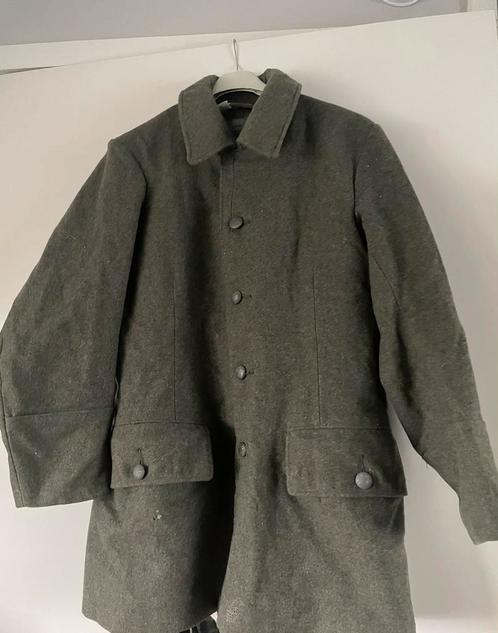Zweedse M39 jas 1940, doorgebruikt in theater., Verzamelen, Militaria | Algemeen, Landmacht, Kleding of Schoenen, Overige gebieden