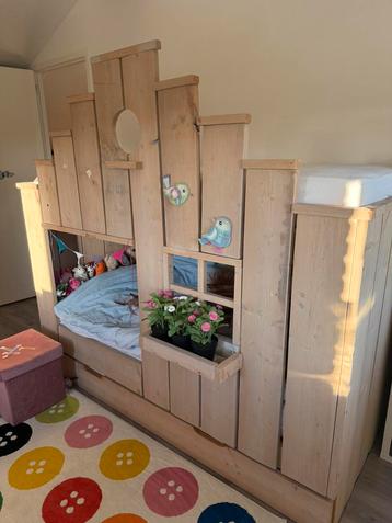 Stapelbed steigerhout huis 3 slaapplekken. Saartje Prum beschikbaar voor biedingen