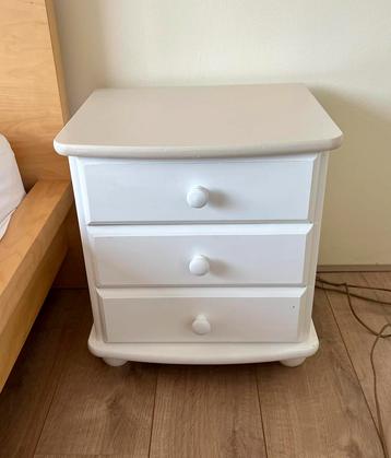 Twee mooie nachtkastjes beschikbaar voor biedingen